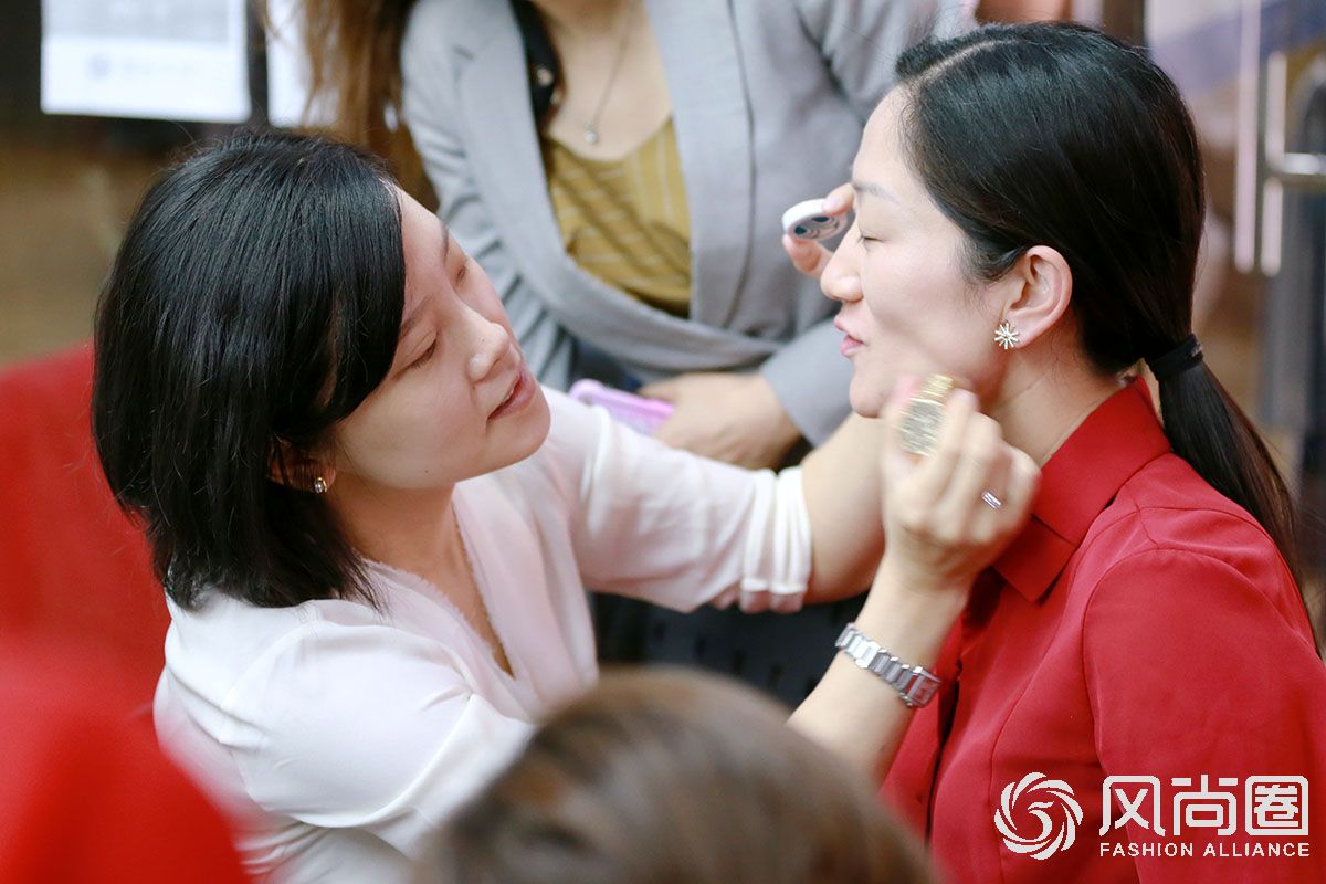 正在练习化妆的同学