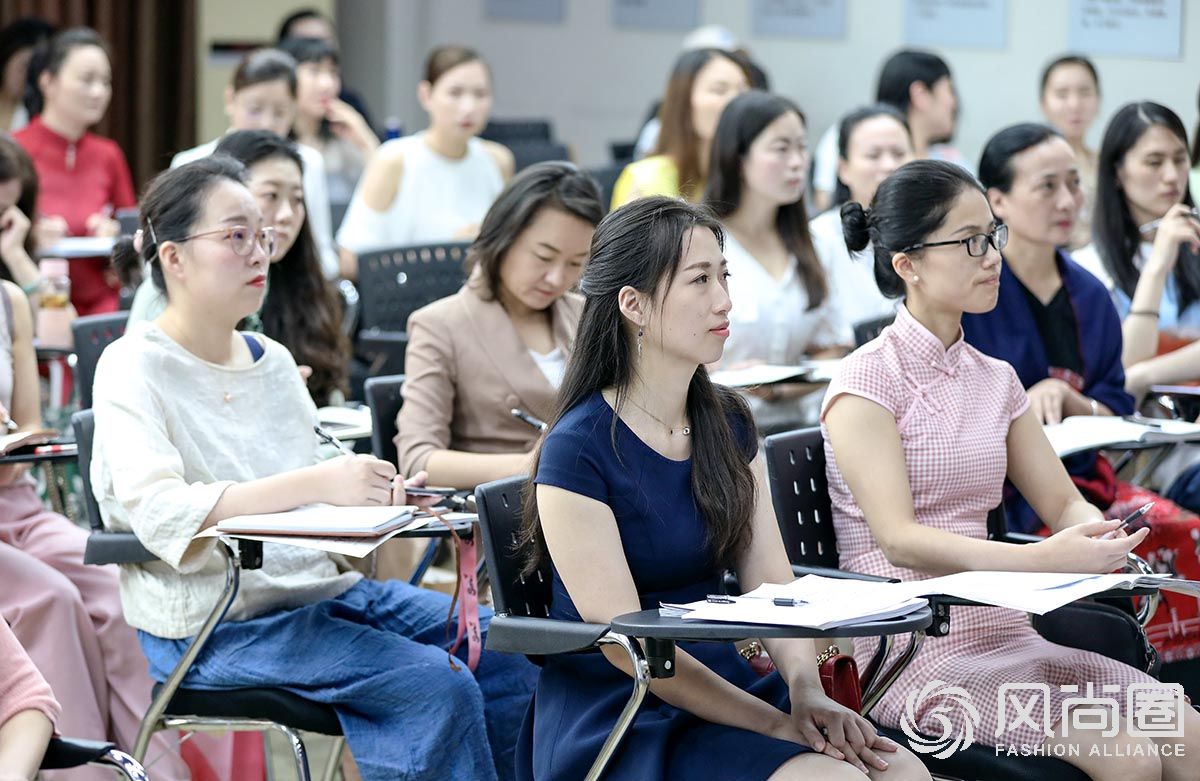 正在认真听讲的同学们