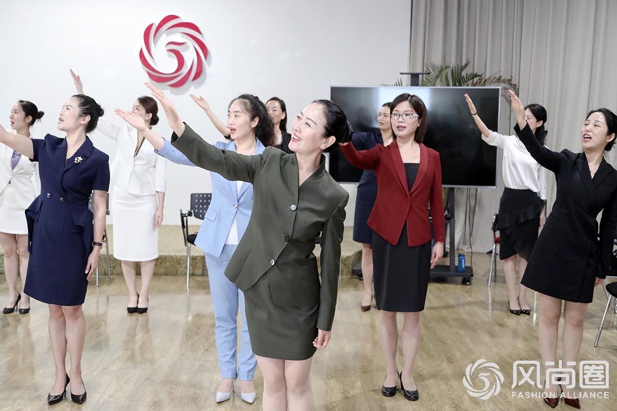 徐文波老师带领同学们训练礼仪手位