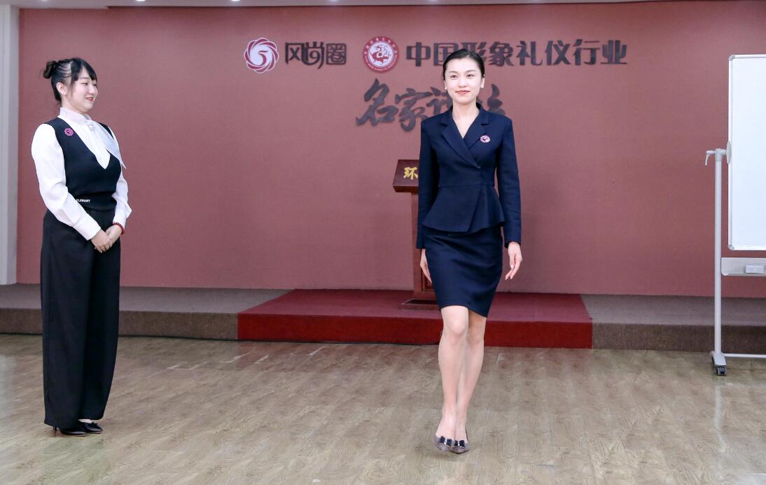 礼仪培训师走姿礼仪