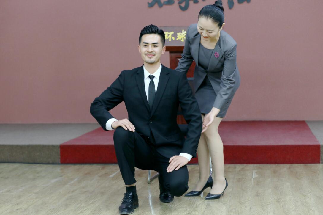 男士蹲姿