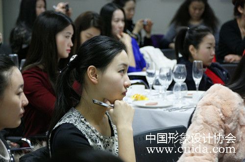 中国形象礼仪协会形象设计和礼仪培训班开班