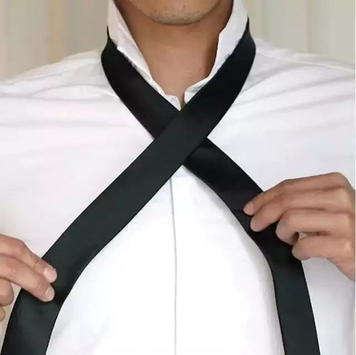礼仪培训师教你这样打领带