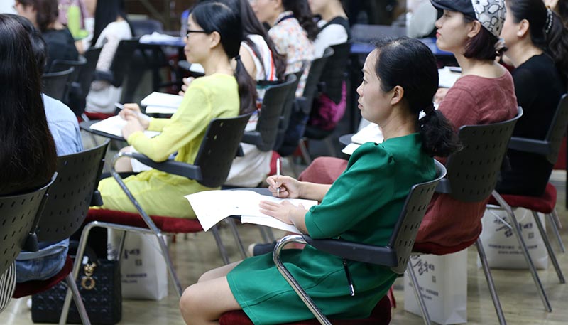 认真听讲的同学们