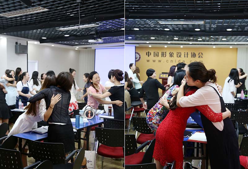 同学们相互拥抱问好