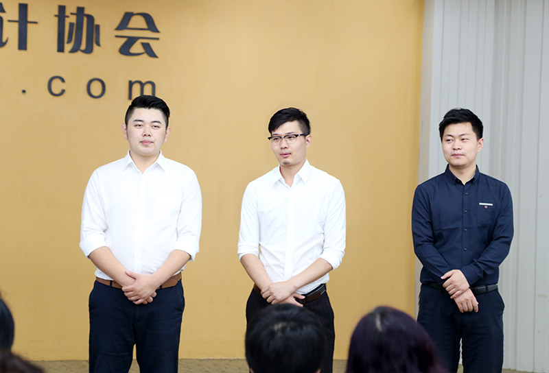 三位班主任跟大家打招呼