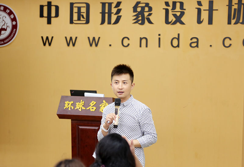 形象管理专家路平老师在课堂上