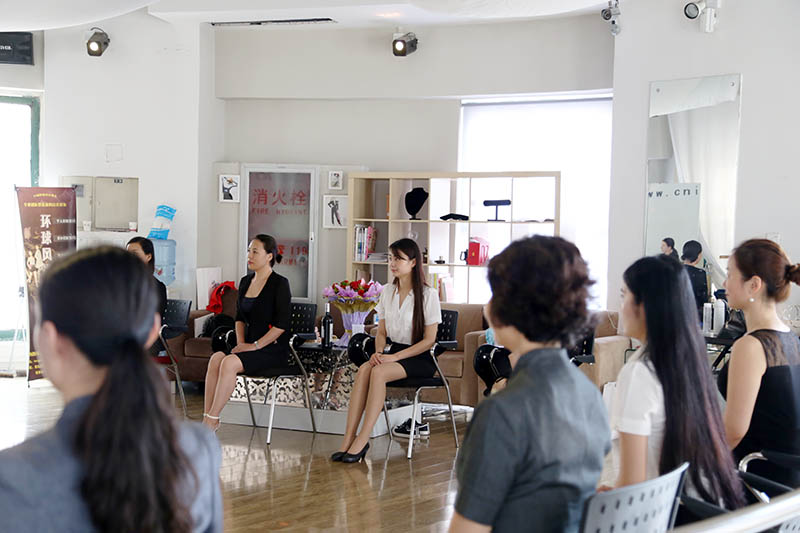 认真听讲的同学们