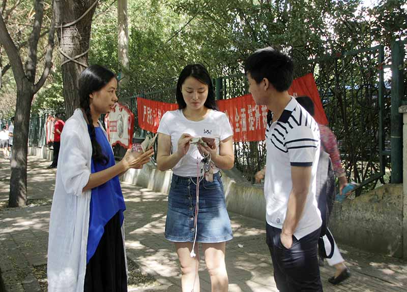 同学们向路人求助