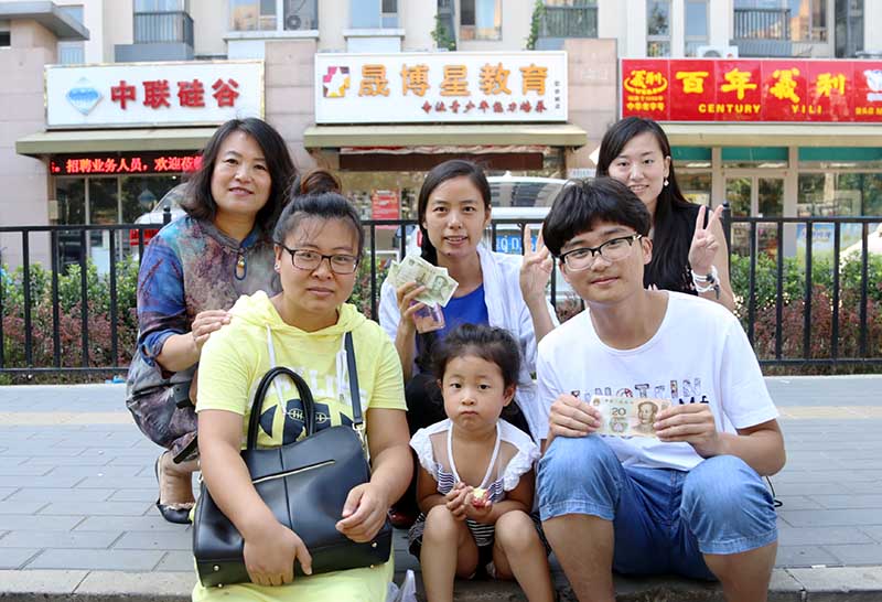 同学们和好心人合影