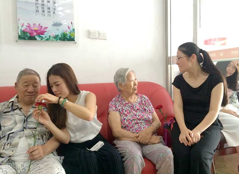 和老人们在一起