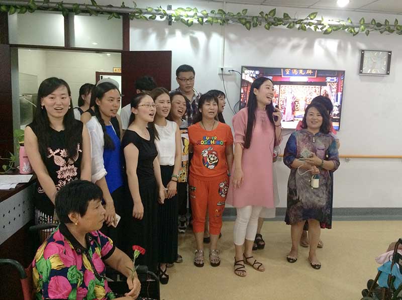 为老人们合唱《爱的人间》