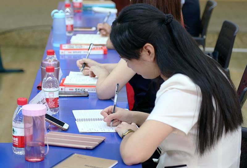 认真做笔记的同学