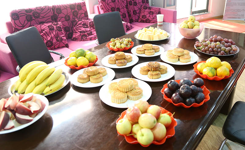 协会为学员们准备了丰盛的水果和月饼