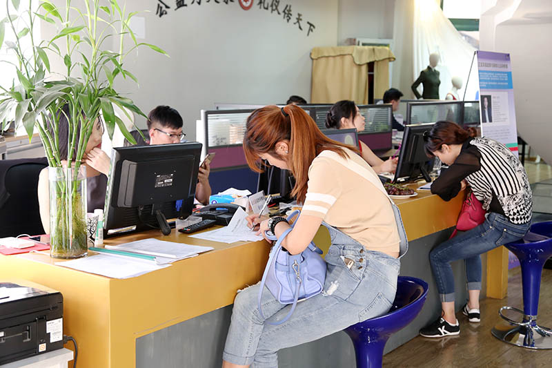 办理报到手续的新学员