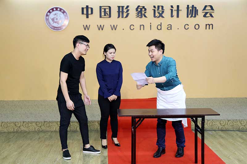 协会工作人员表演的精彩小品