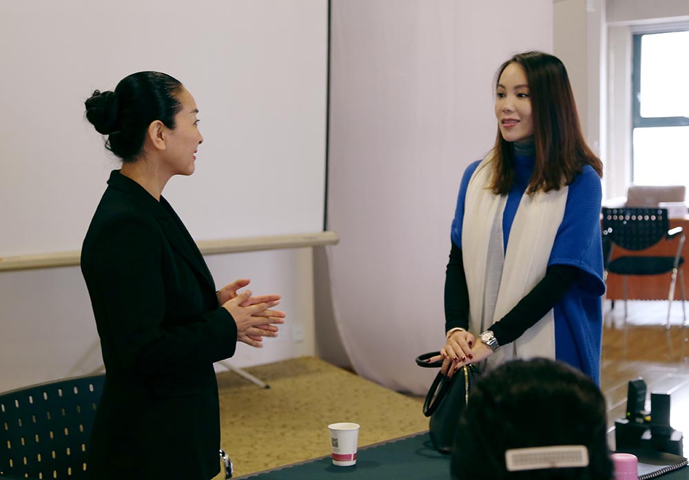 徐文波老师和同学亲切交流