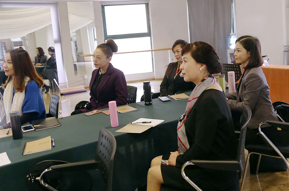 认真听讲的同学们