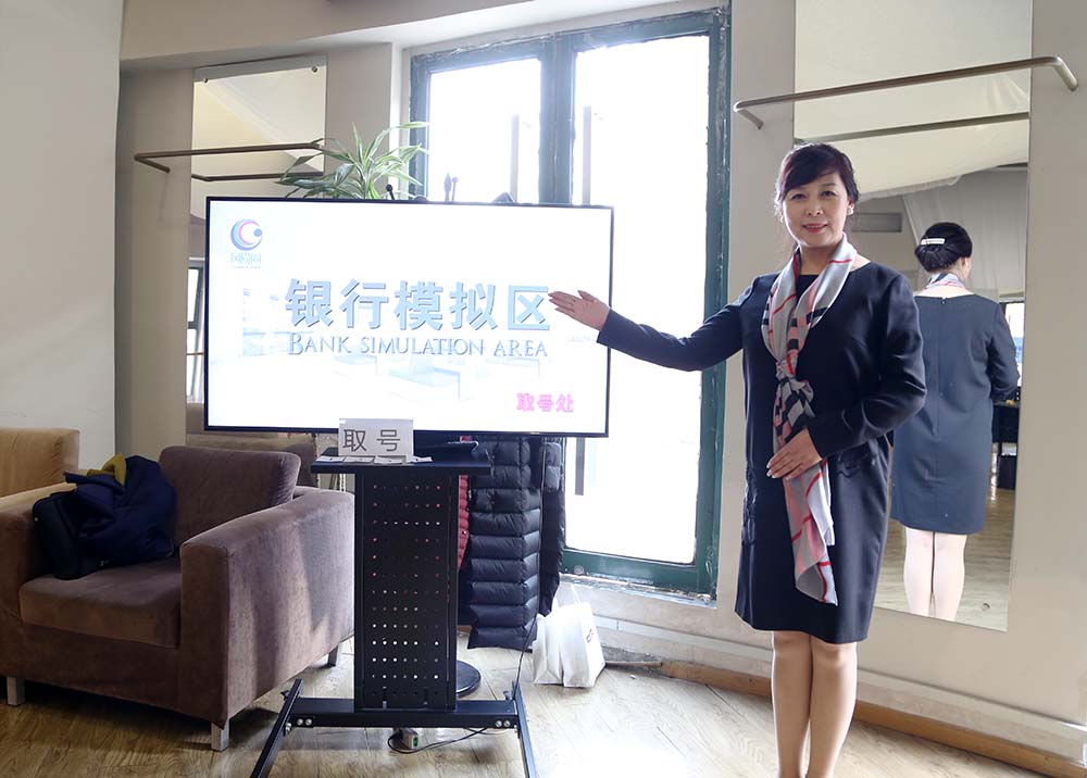 同学们正进行模拟实景演练