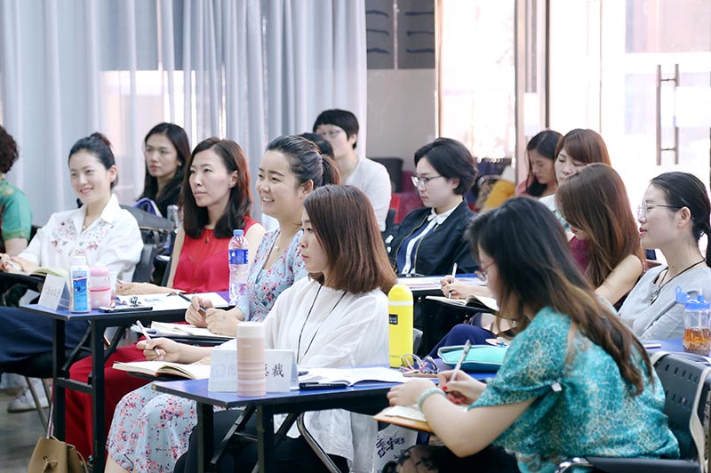 认真听讲的同学们