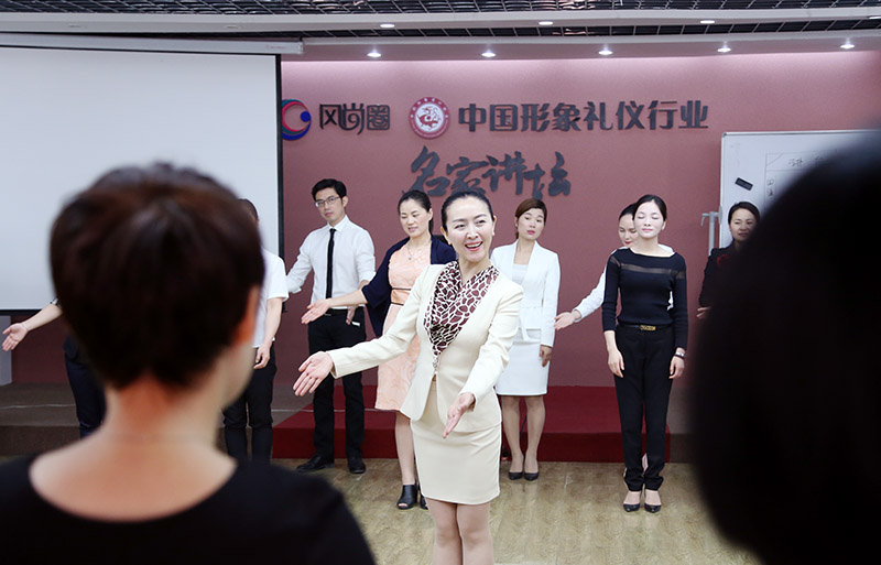 国内著名优雅仪态教练徐文波老师