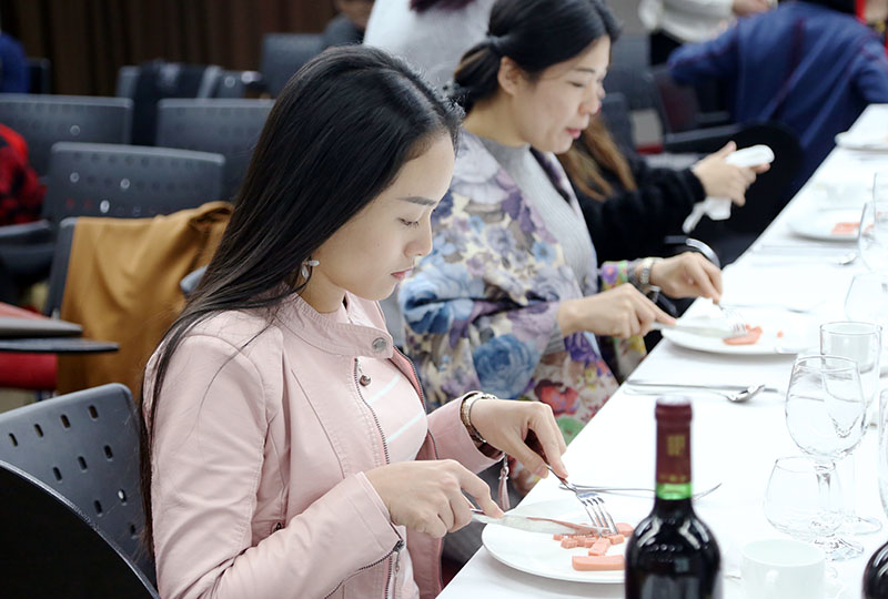 礼仪是各项事业发展的关键