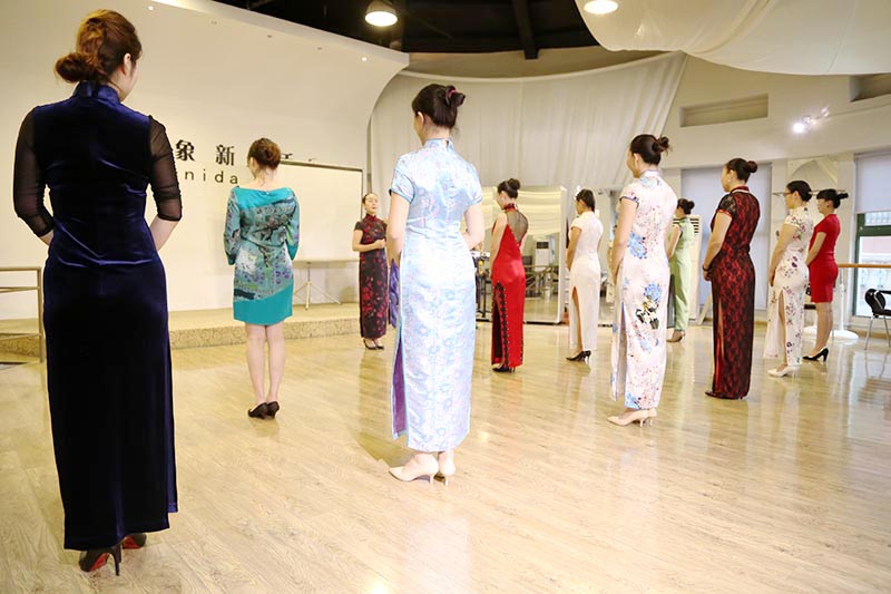 ���Ĳ���ʦ����ͬѧ�ǽ������۵�վ��ѵ��