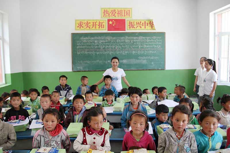何老师在课堂上和孩子们合影