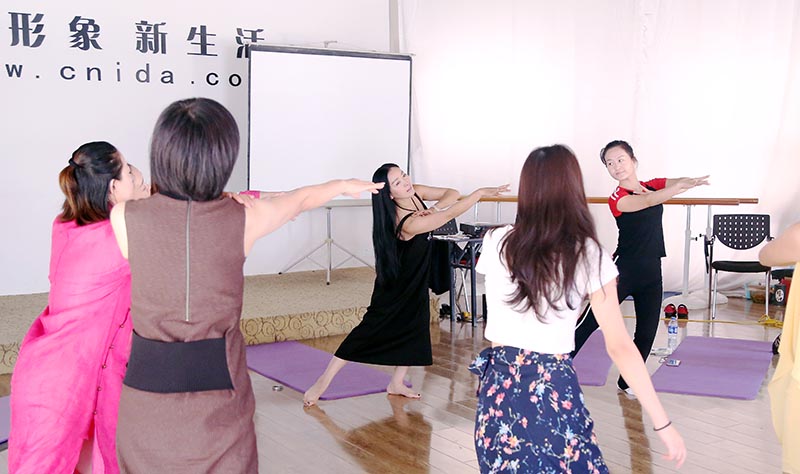 徐文波老师示范舞蹈的手姿动作