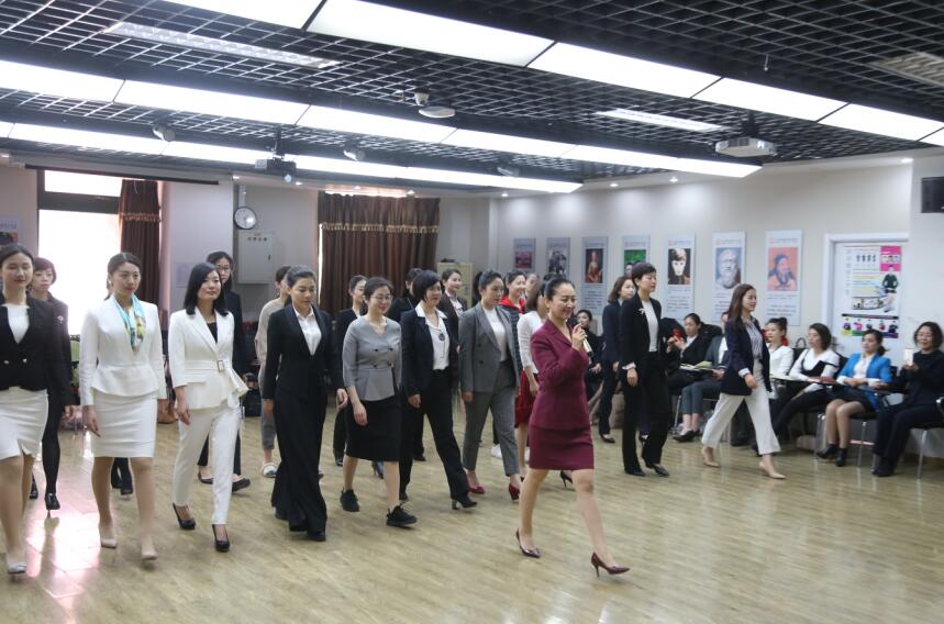 礼仪培训师走姿练习