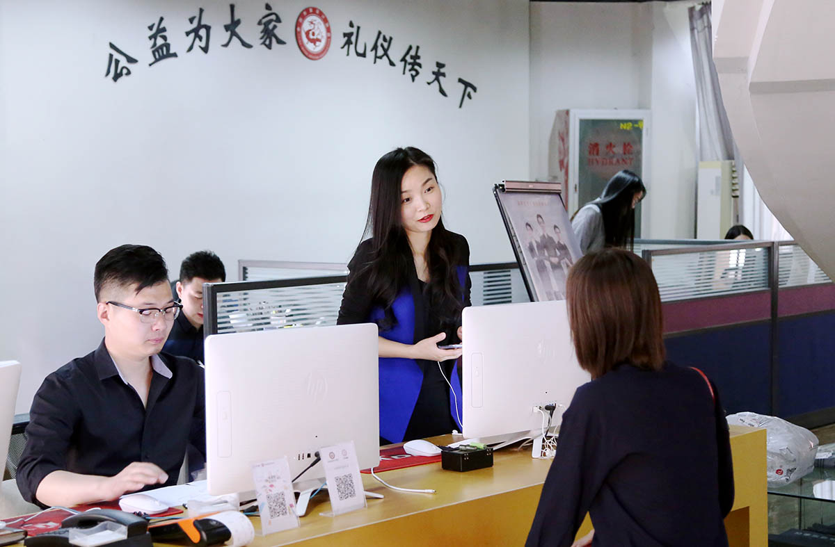 工作人员为新学员解答问题