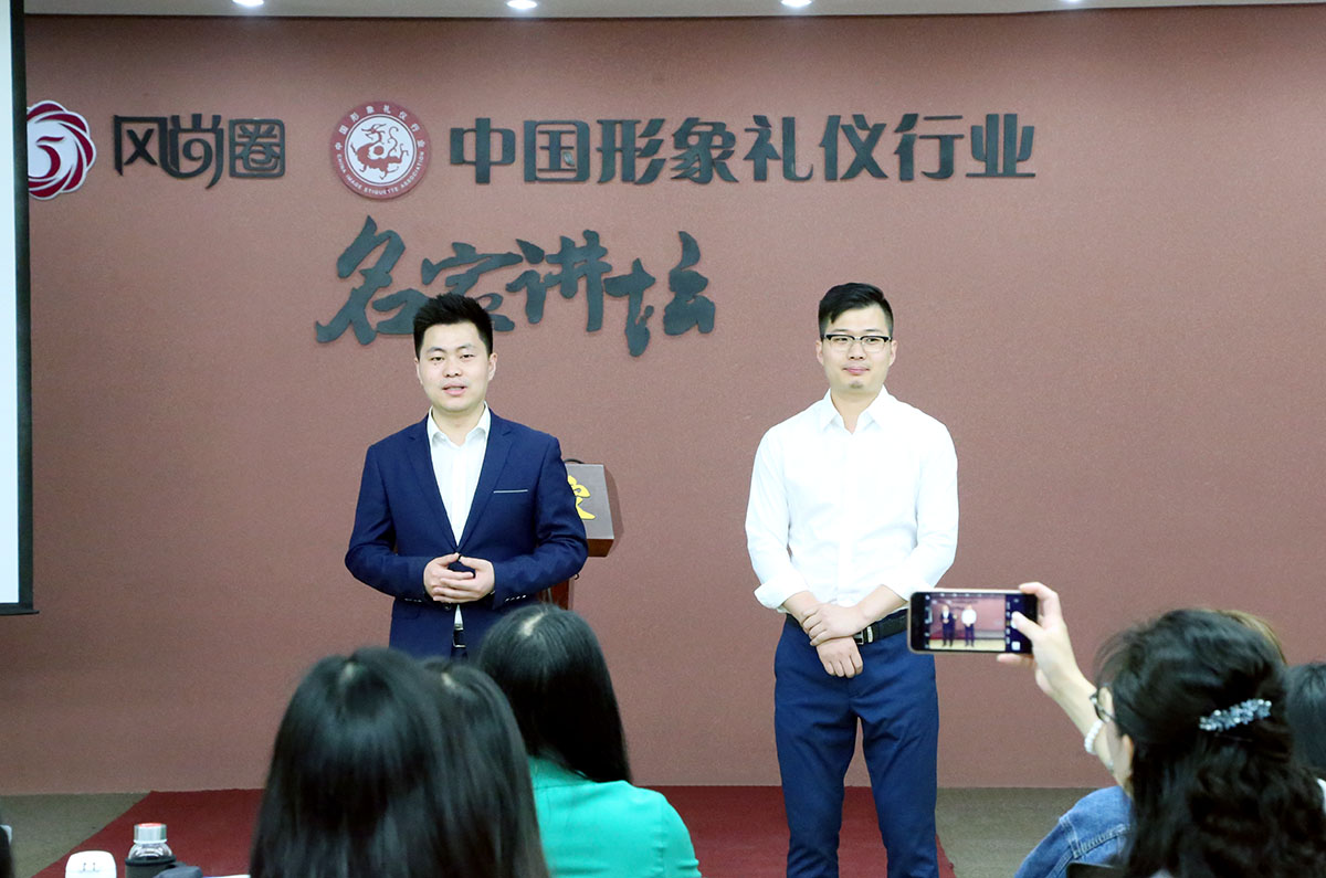 两位生活委员做自我介绍