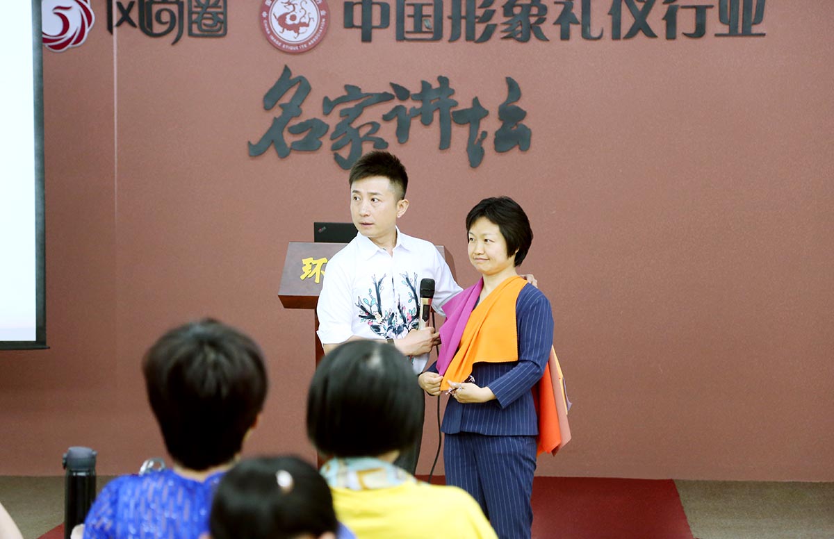 路平老师为同学演示色布的使用