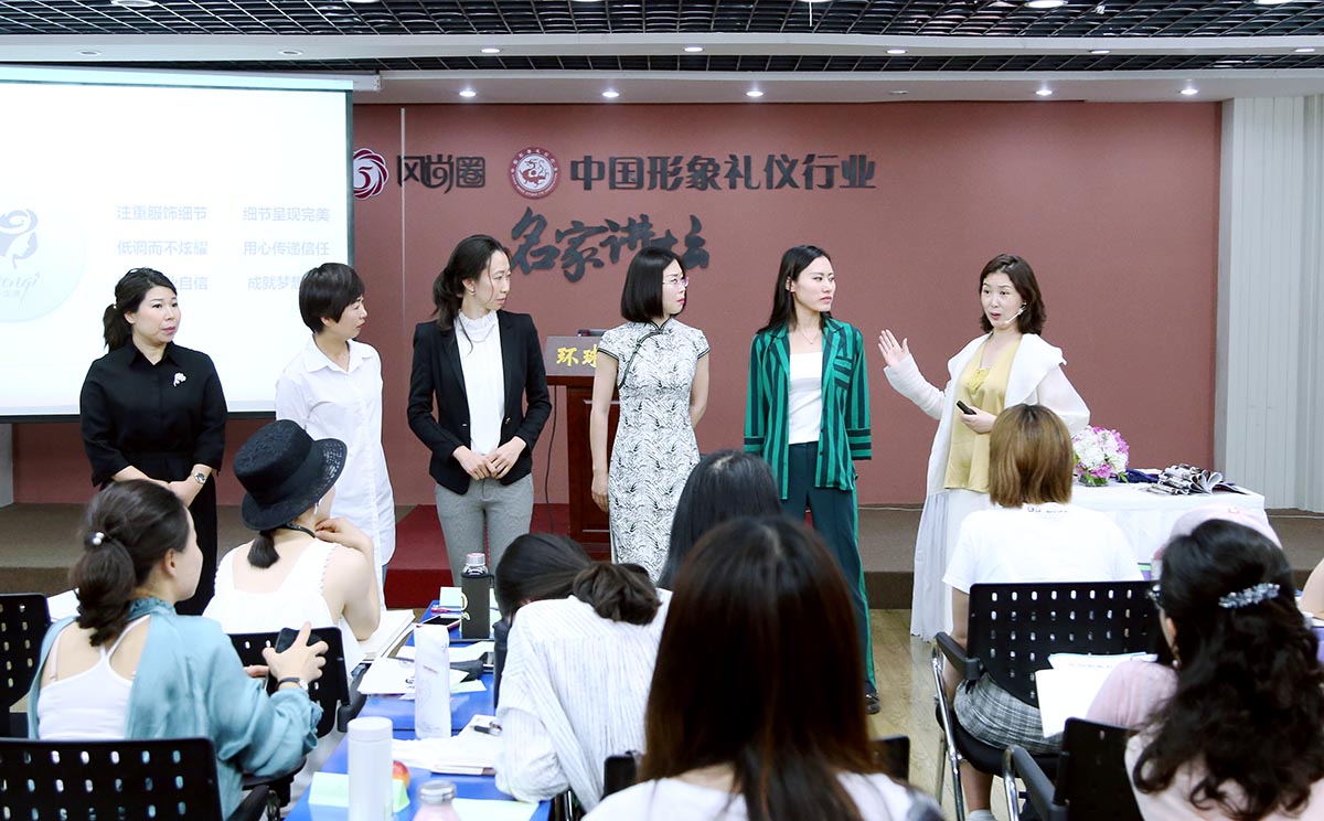 文琦老师和各小组的同学互动