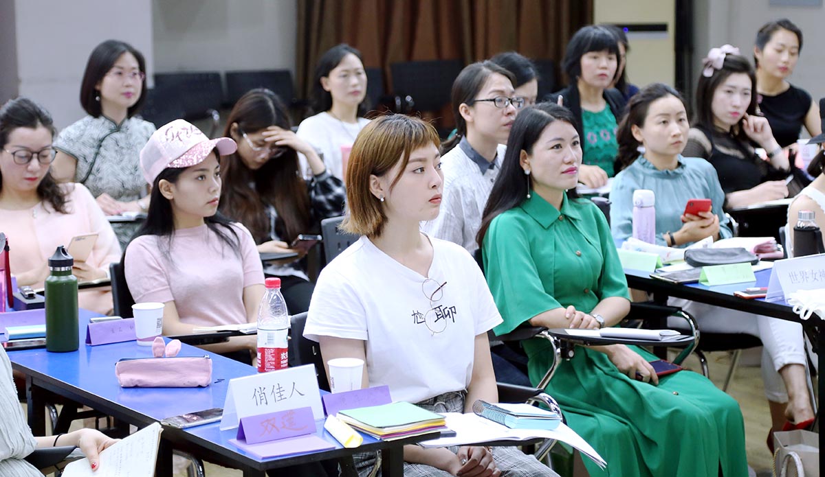 认真听讲的同学们