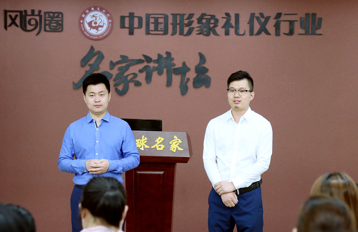 两位生活委员做自我介绍