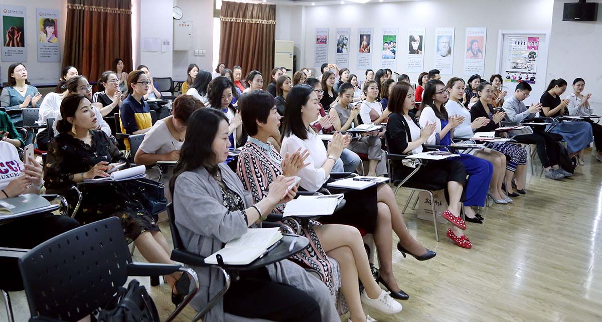 同学们为于老师热烈鼓掌