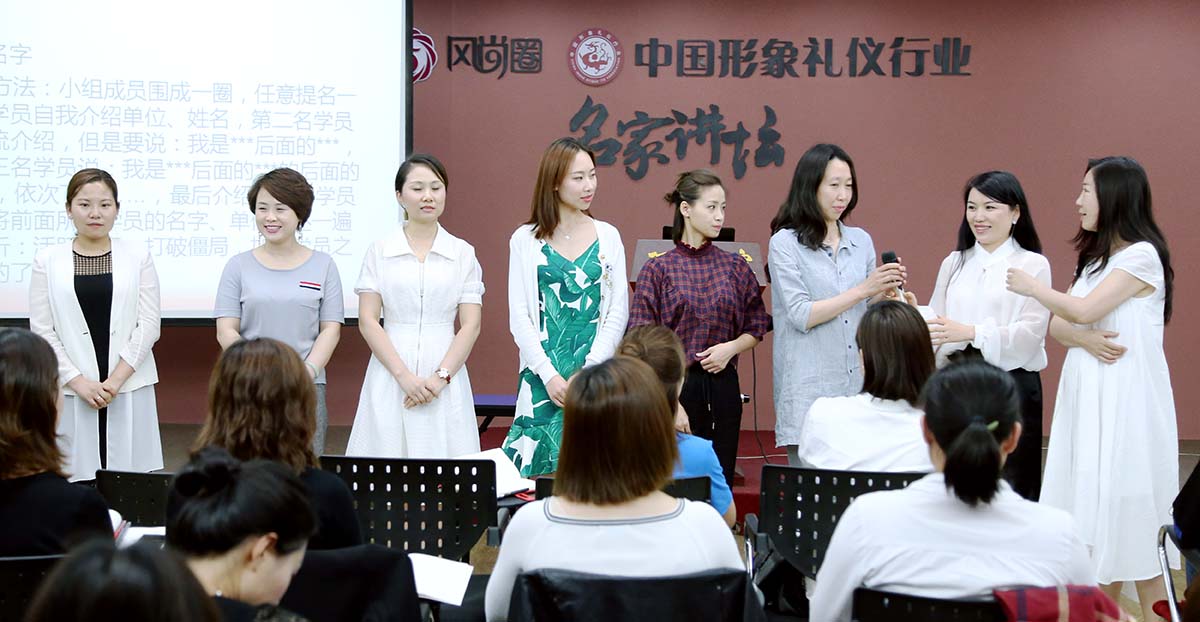 正在串名字的同学们