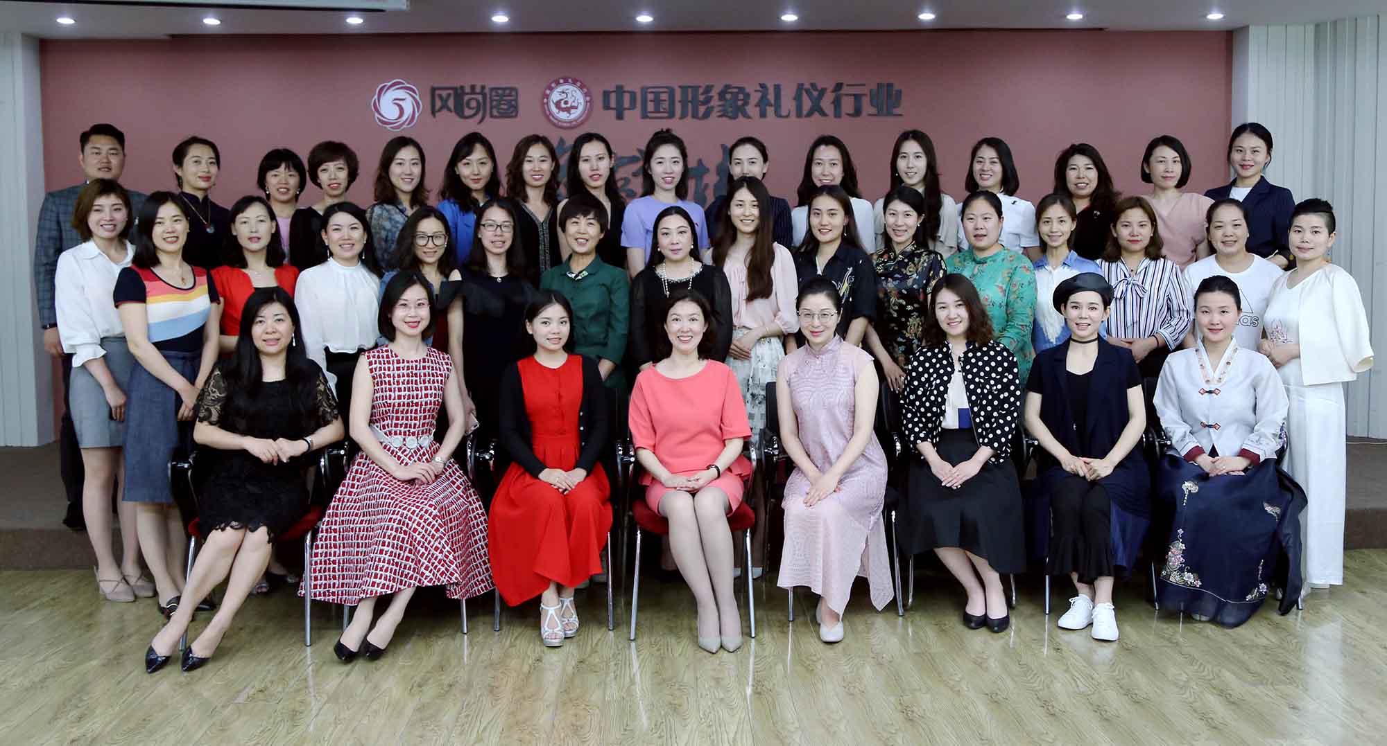 往届形象管理师专业班文琦老师和同学们合影留念