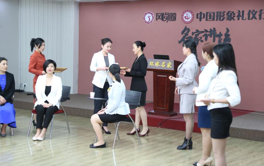 礼仪培训师徐文波老师