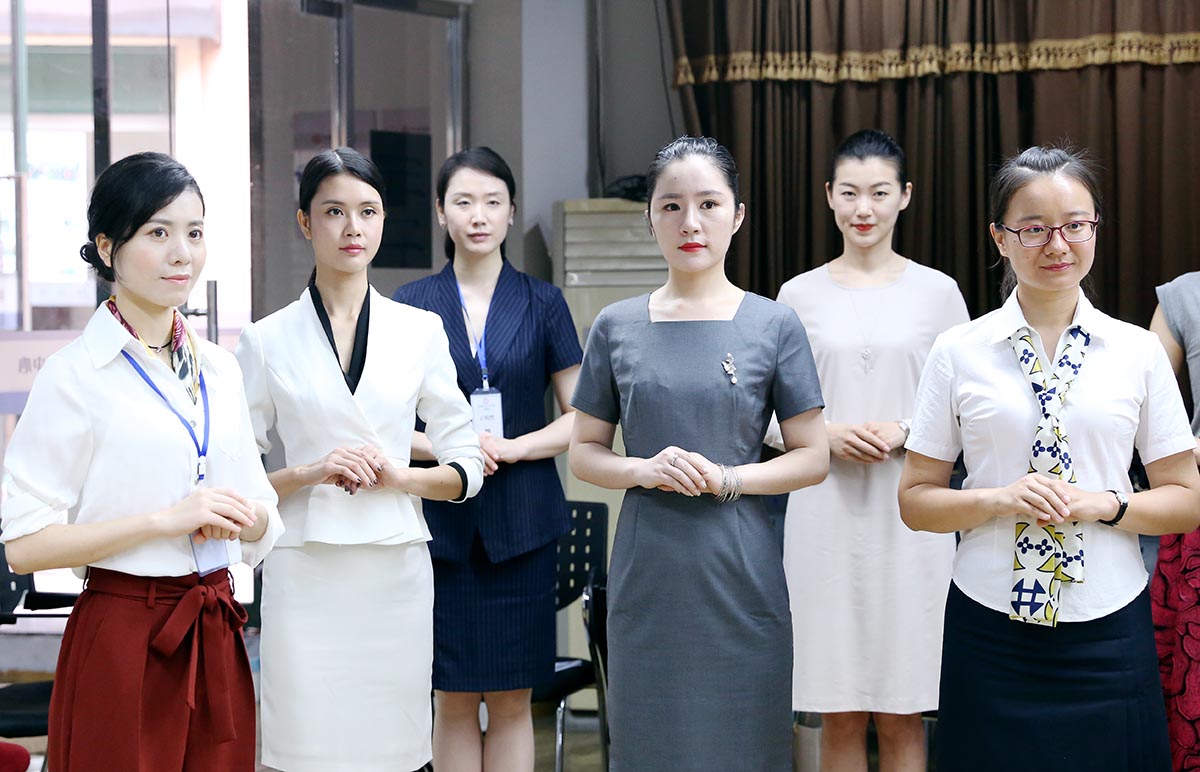 认真训练的同学们