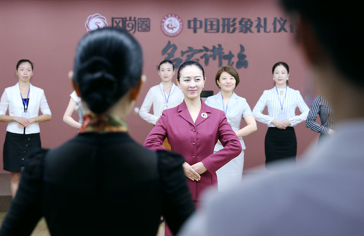 徐文波老师带领同学们进行训练