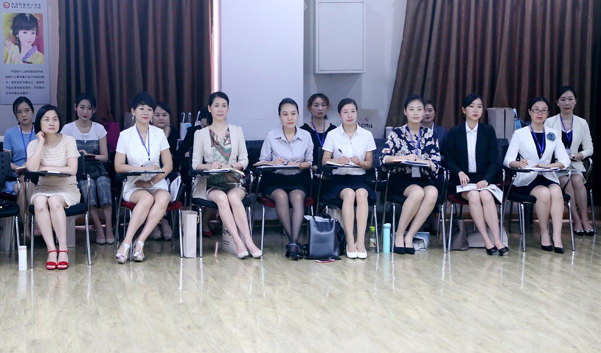 认真听讲的同学们