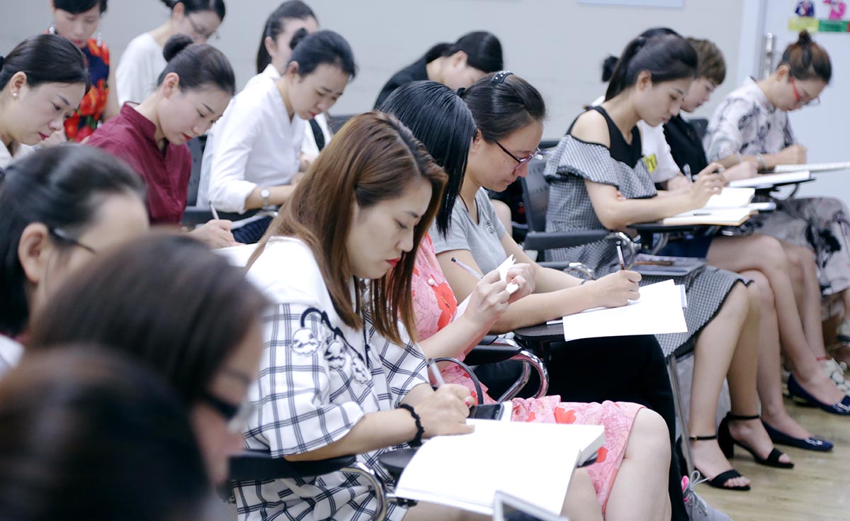 认真做笔记的同学们
