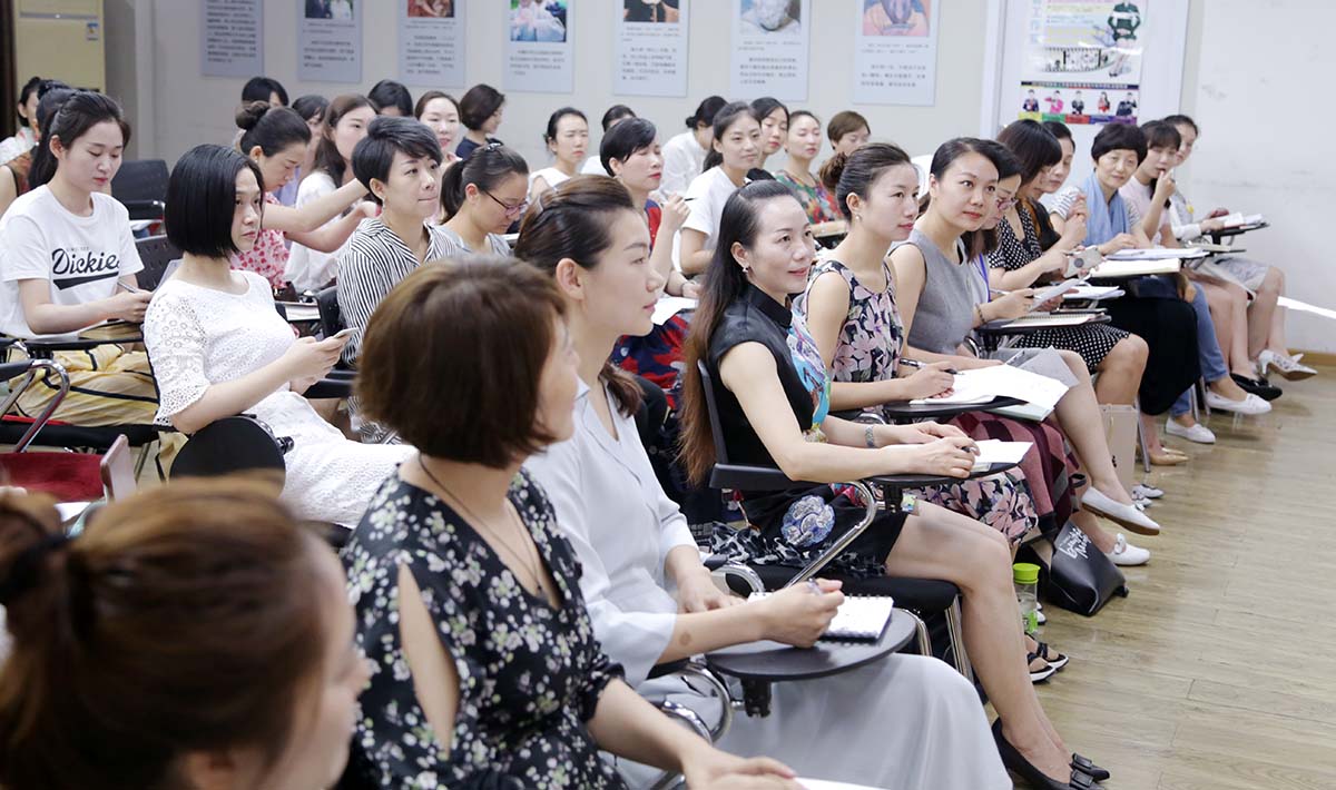 正在认真听讲的同学们