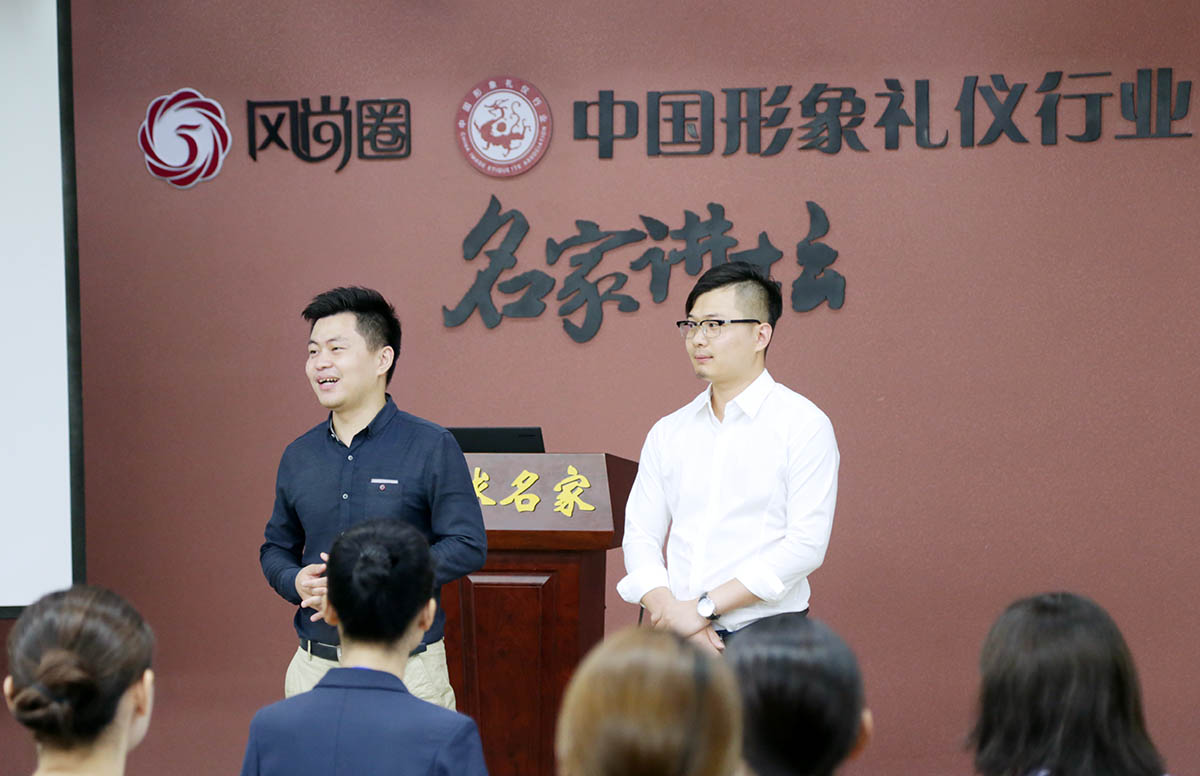 两位生活委员向大家做自我介绍