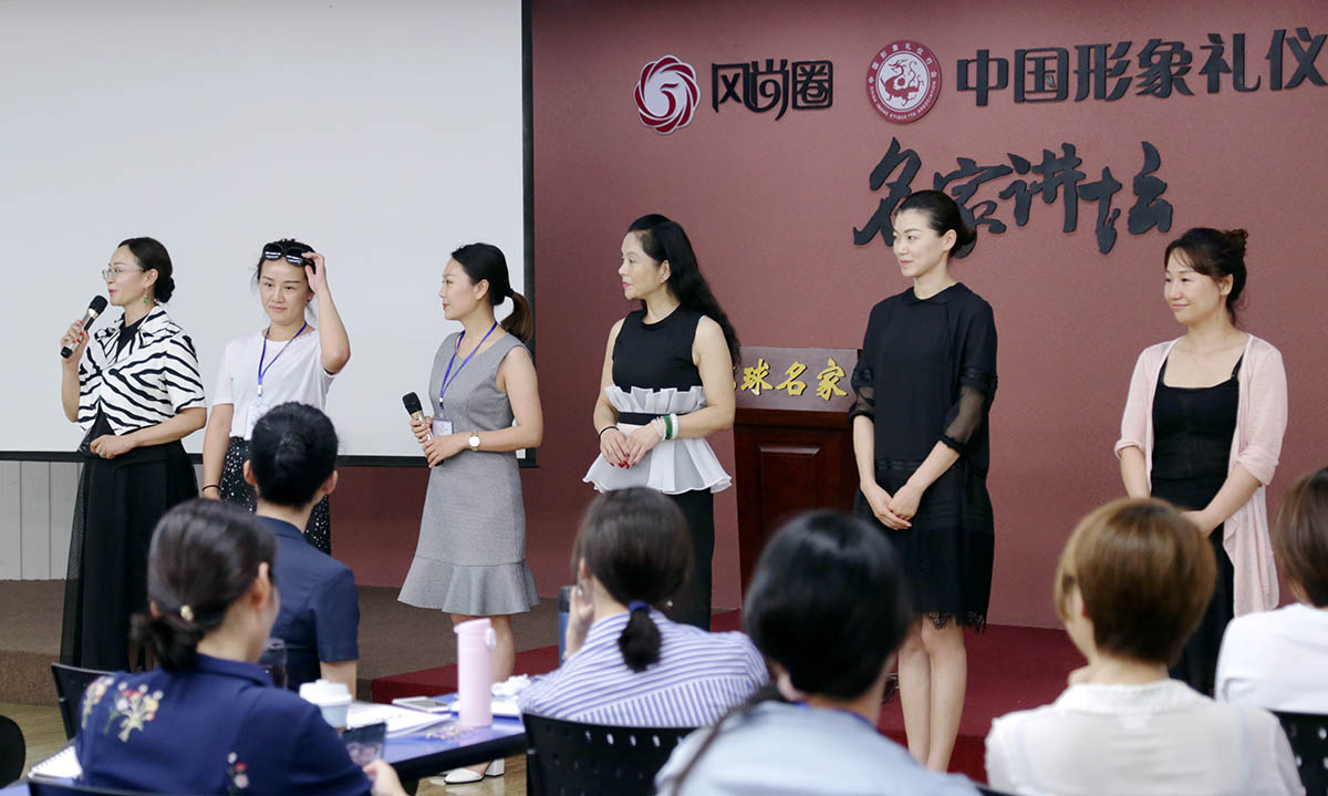班长和五位组长向大家做自我介绍