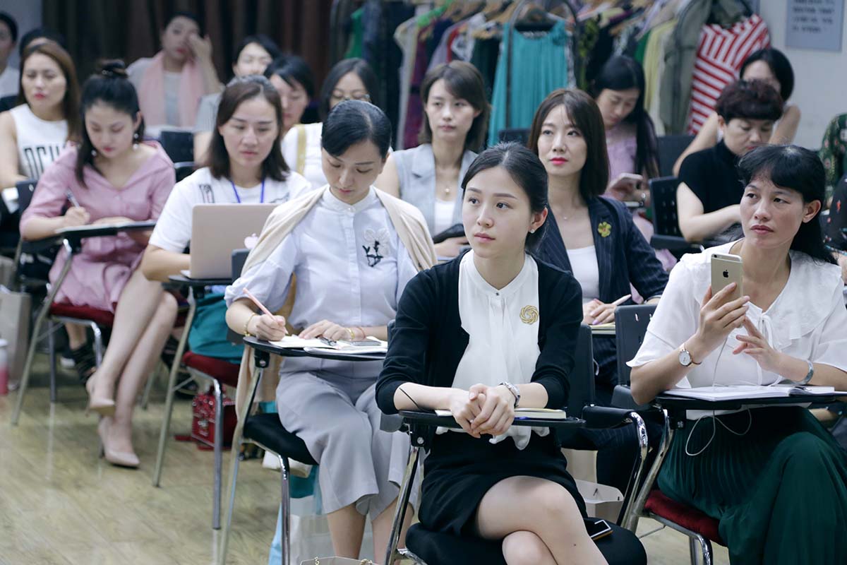 认真听讲的同学们