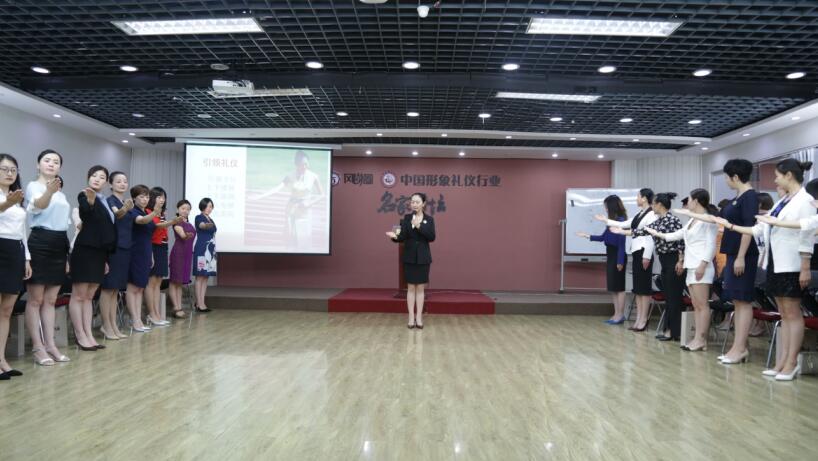 礼仪培训师的服务礼仪培训