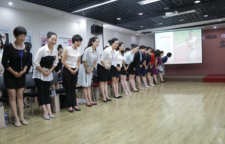 礼仪培训师的鞠躬礼